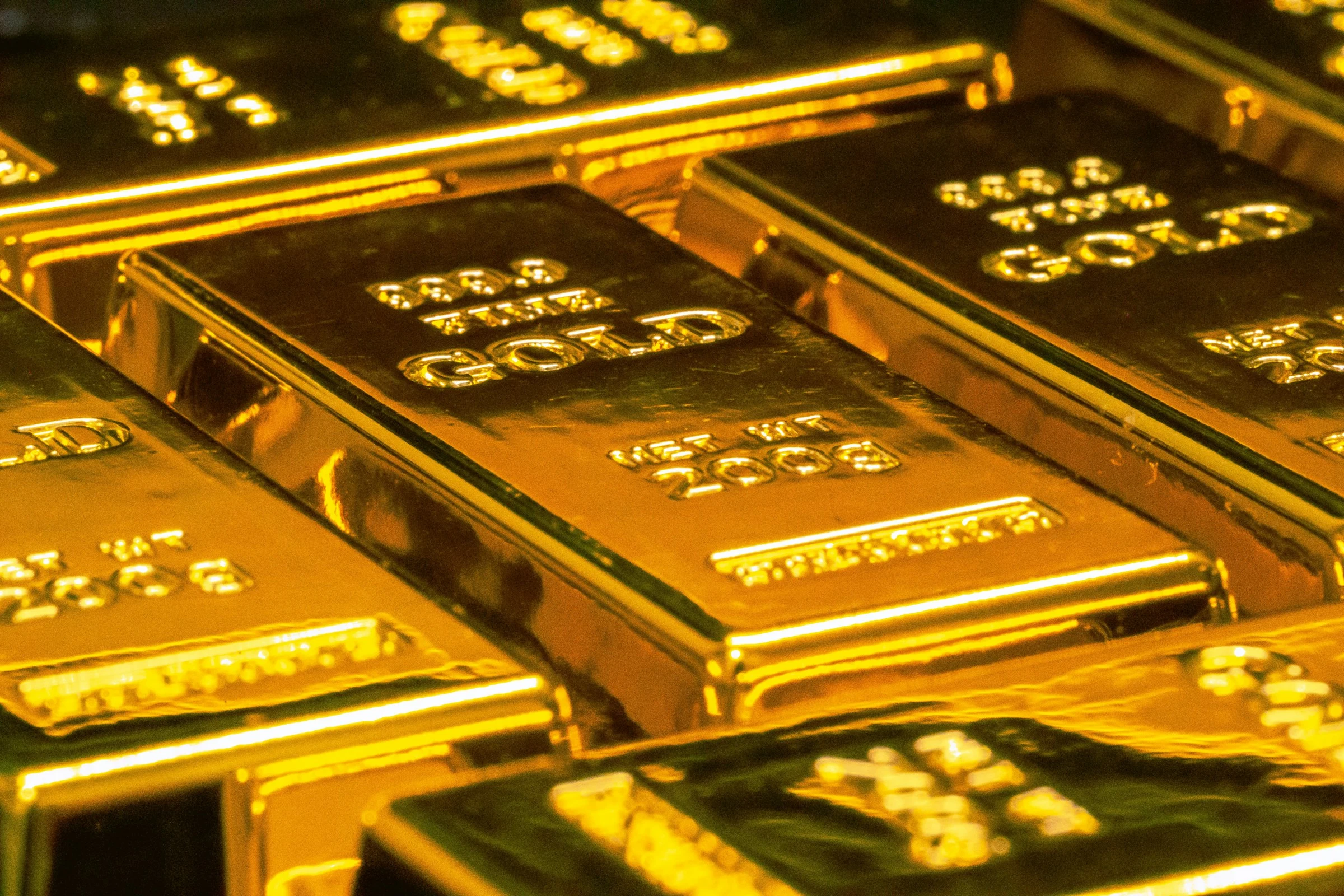 排列整齐的黄金金条，代表磐石量化专注的黄金市场